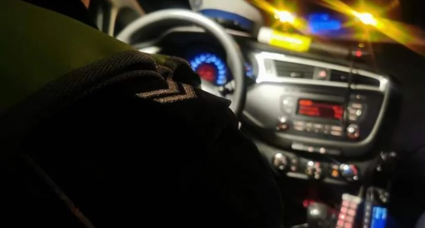 Policyjny pościg z Łomży do Pniewa. Kierowca z zakazami w rękach policji