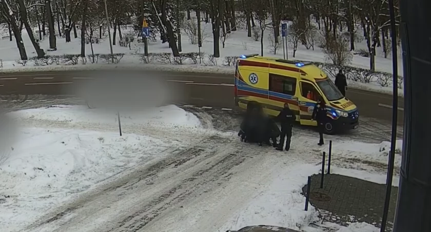 Upadła i dostała drgawek. Szybka reakcja policjantów uratowała jej życie [VIDEO]