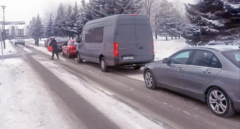 Nowy system opłat na parkingu szpitalnym. Kierowcy wskazują na utrudnienia [VIDEO]