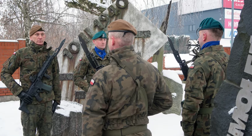 Ziemia z Katynia i Smoleńska pod pomnikiem w Łomży. 86 lat od wielkiej tragedii [FOTO]