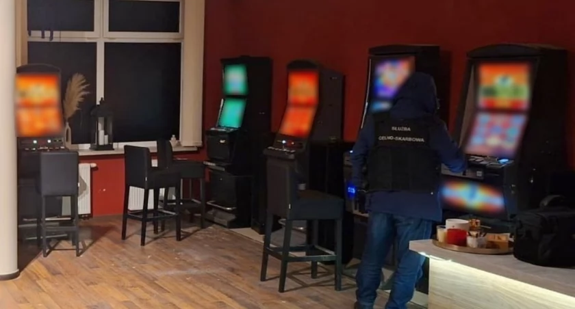 Łomża: zlikwidowano nielegalny salon gier. Dwie osoby z zarzutami [FOTO]