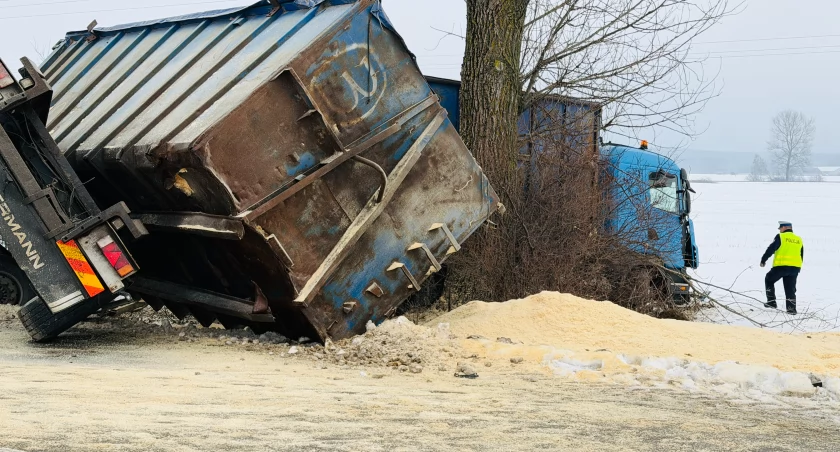 Ciężarówka i osobówka zderzyły się pod Śniadowem [VIDEO i FOTO]