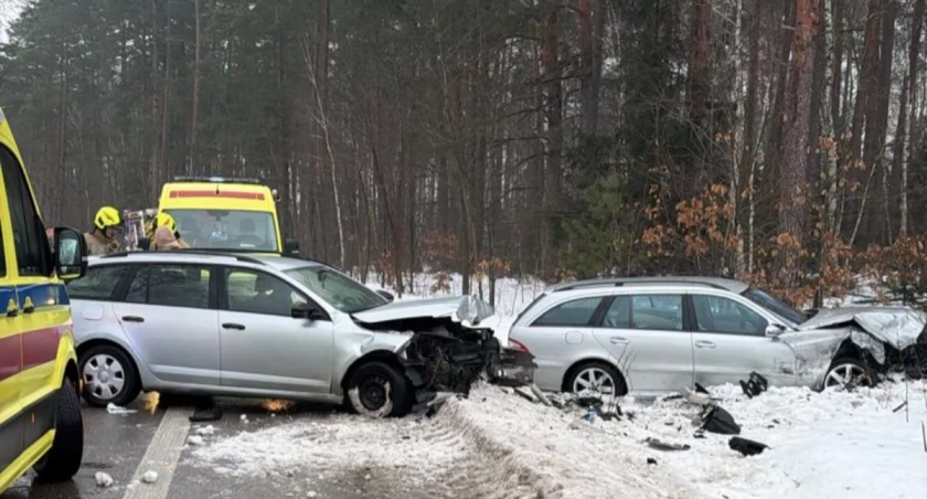Trzy osoby ranne w zderzeniu mercedesa i skody [FOTO]