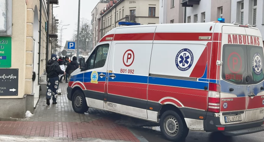 Przechodzień raniony przez spadający śnieg. Służby na miejscu!