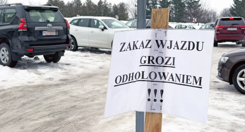 Miał być najładniejszy w Polsce, na razie jest chaos. Kierowcy znaleźli sposób na bramki przed szpitalem[FOTO]