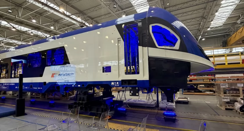 PKP Intercity i NEWAG zaprezentowali pociąg hybrydowy, który będzie obsługiwał linię do Łomży [FOTO]
