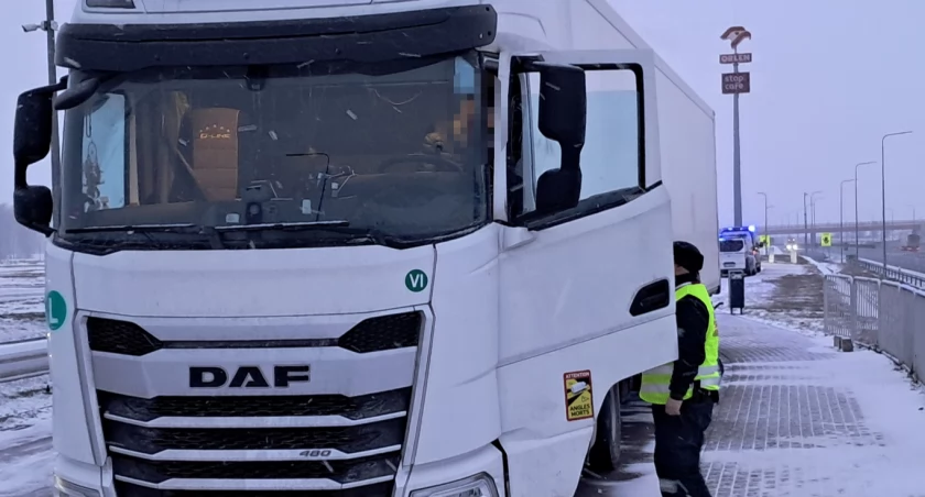 Ryzykowny transport bez uprawnień na drodze S61 [FOTO]