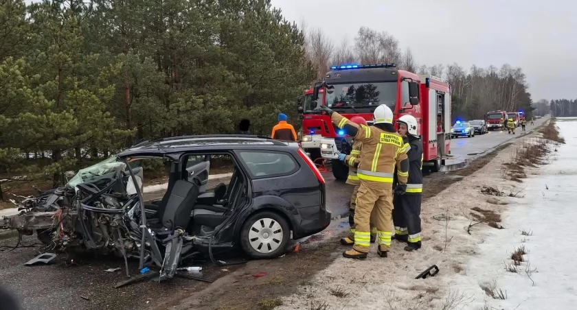 Dramat na gminnej drodze. Kierowca poniósł śmierć na miejscu [FOTO]