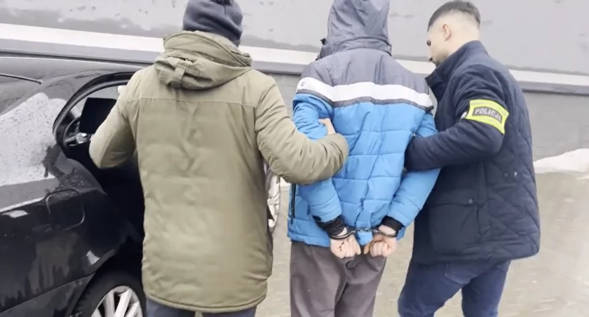 Spał, gdy zapukali policjanci. Pies Pakiet znalazł narkotyki w piwnicy [VIDEO]