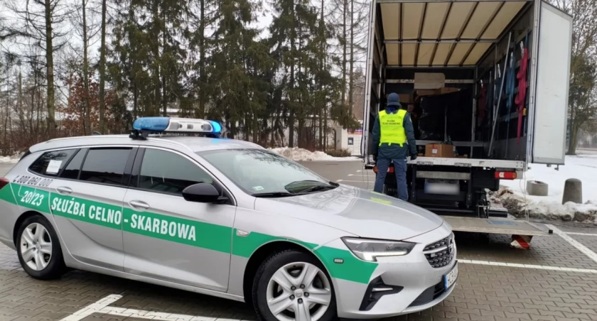 Łomżyńscy celnicy przechwycili ogromny przemyt e-papierosów z Litwy [FOTO i VIDEO]