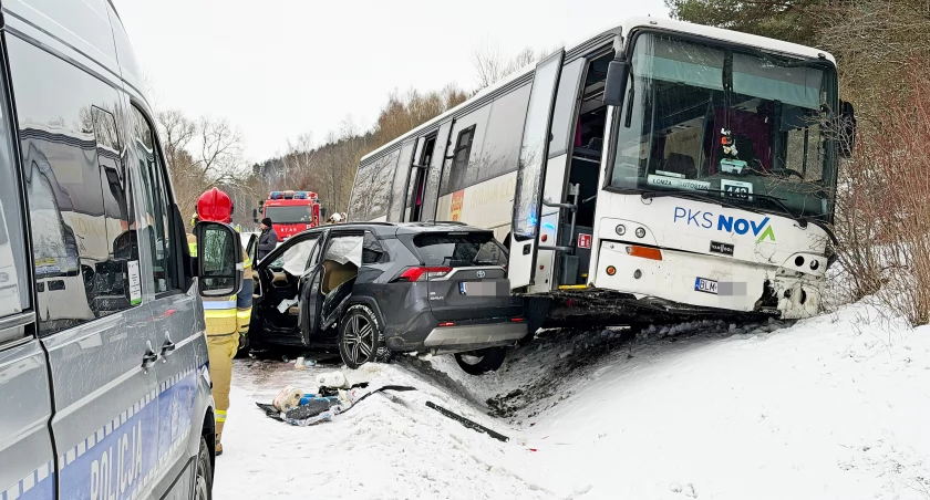 Groźny wypadek pod Górą Królowej Bony. Toyota zderzyła się z autobusem PKS Nova [FOTO]