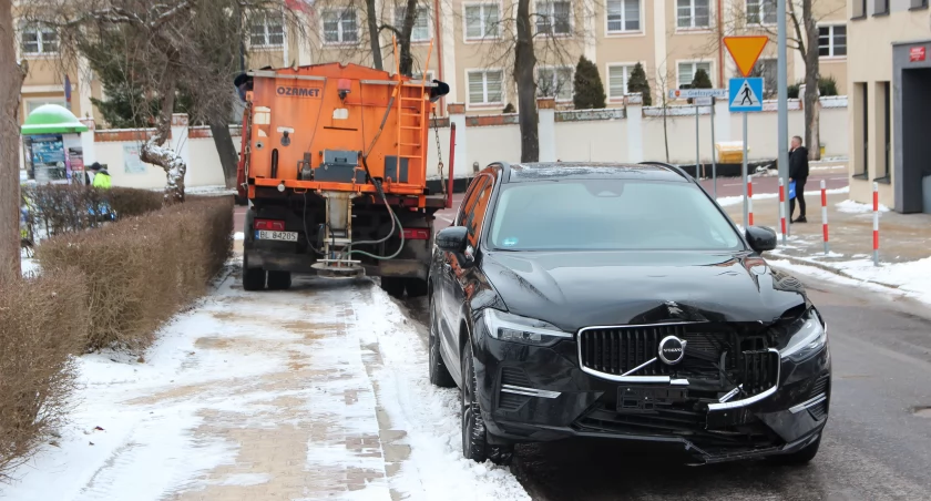 Kolizja piaskarki z volvo w centrum Łomży [FOTO]