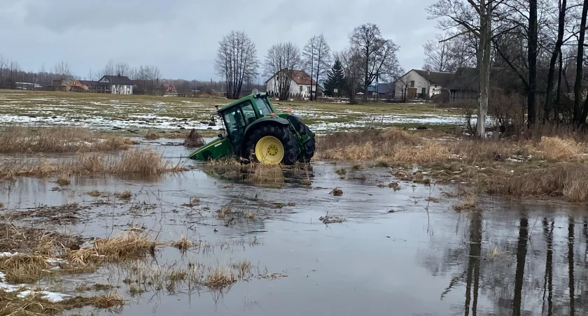 Policyjny pościg za ciągnikiem. Kierowca zakończył ucieczkę w rzece [FOTO i VIDEO]