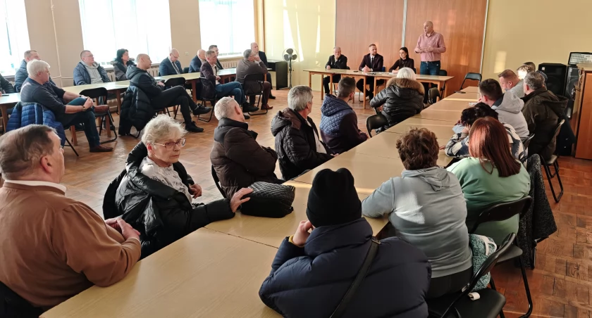 Szpital każe płacić, a osiedle tonie w autach. Czy Kazańska odgrodzi się od parkingowego problemu? [FOTO]