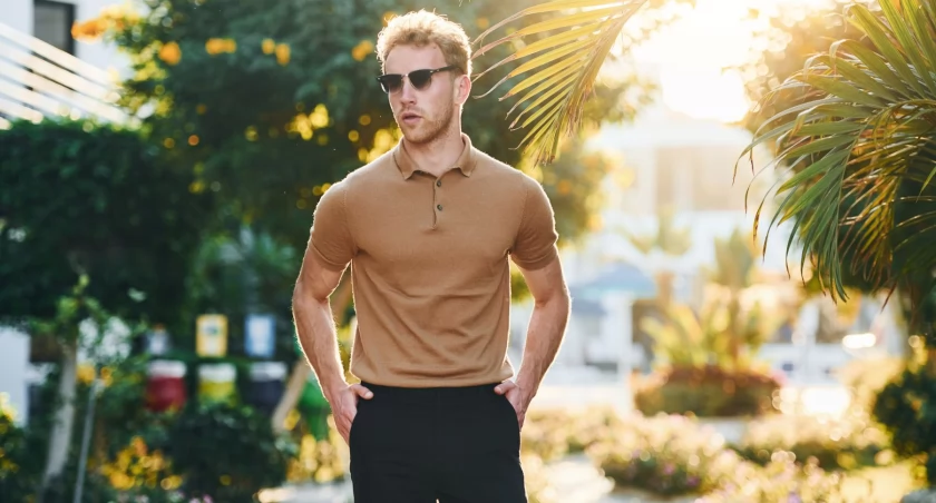 Koszulka polo męska – jak nosić ją z klasą (i bez modowych wpadek)?