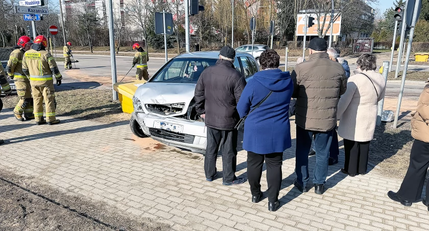 Stłuczka dwóch opli na Piłsudskiego. Rozbite auta i wyciek płynów na jezdnię [FOTO]