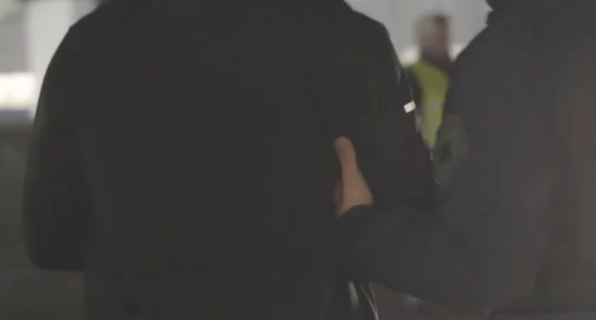 Ukrywał się 16 lat. „Łowcy cieni” namierzyli go w Wielkiej Brytanii i zatrzymali na Okęciu [VIDEO]