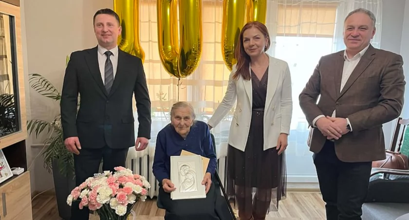 Wyjątkowa rocznica w gminie Jedwabne. Irena Brzostowska dołączyła do grona stulatków [FOTO]