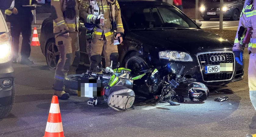 Zderzenie na skrzyżowaniu z Kazańską. Motocyklista w szpitalu, droga zablokowana [FOTO]