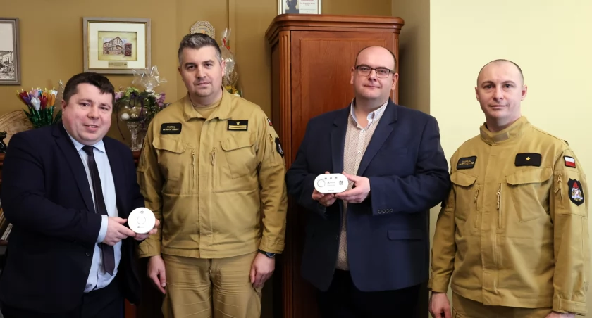 Miasto Łomża wspiera bezpieczeństwo osób starszych. 100 czujników trafi do seniorów [FOTO]