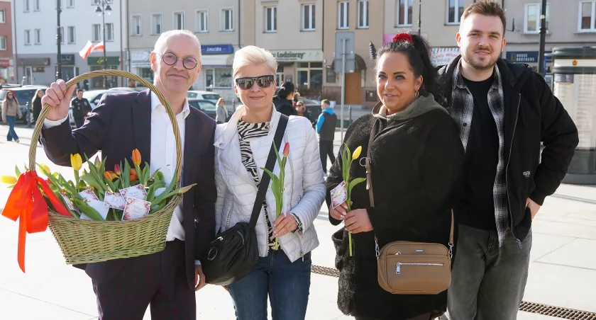 Uśmiechnij się w Dzień Kobiet! Ponad sto tulipanów dla Łomżanek