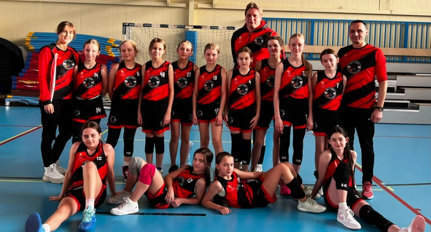 Pewne zwycięstwo UKS 4 Łomża. 19. wygrana z rzędu młodych koszykarek