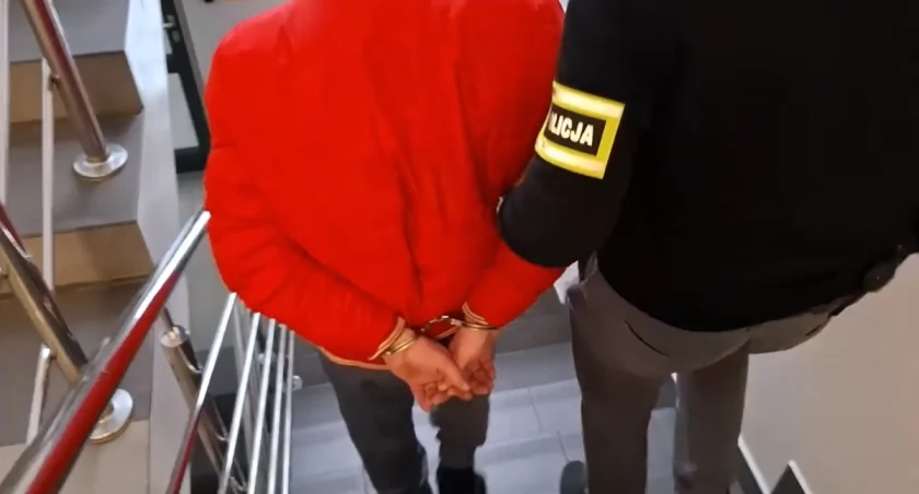 Łomżyńscy policjanci zatrzymali oszusta. Seniorki oddały mu fortunę [VIDEO]
