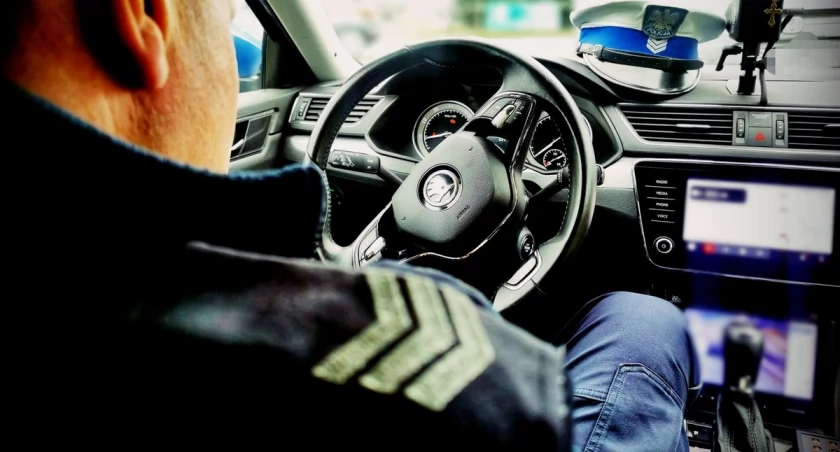 Recydywa na trasie ekspresowej. 29-latek pędził 205 km/h i „poganiał” kierowców światłami