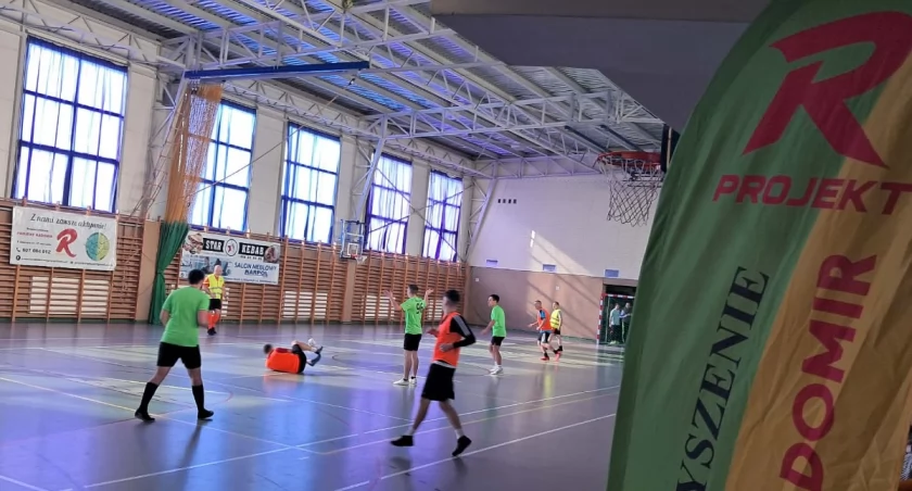 Rozpoczął się turniej „Pożegnanie Zimy” w Miastkowie. 10 drużyn walczy o puchar wójta [ZDJĘCIA]
