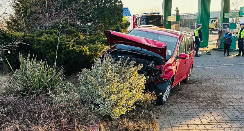 Wizna: Wypadł z trasy prosto na stację paliw i... zniknął [FOTO]