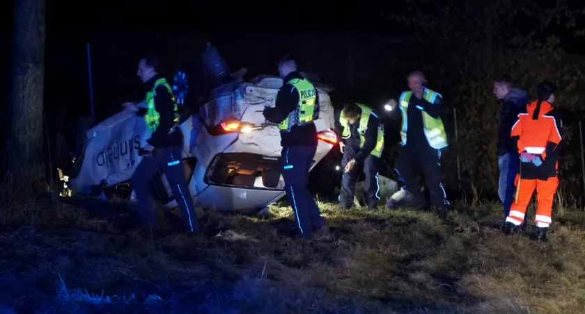 Uciekał przed policją, dachował i zniknął. Trwają poszukiwania kierowcy