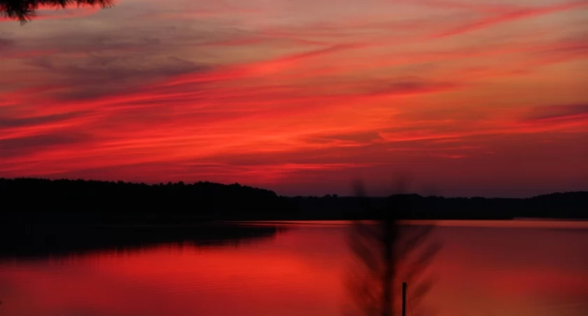 Mazury nie tylko latem: Jakie atrakcje wybrać na firmowy wyjazd jesienią i zimą?