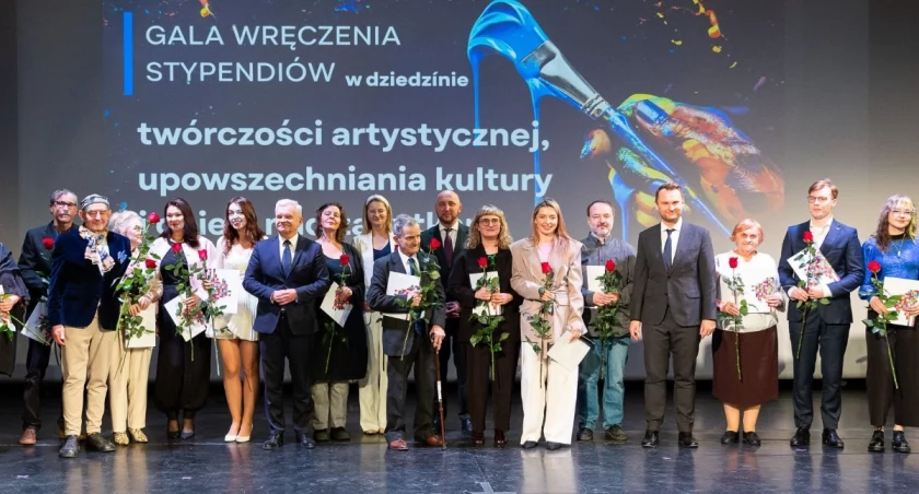 Łomżyńscy twórcy docenieni. Stypendia marszałka trafiły do artystów z regionu