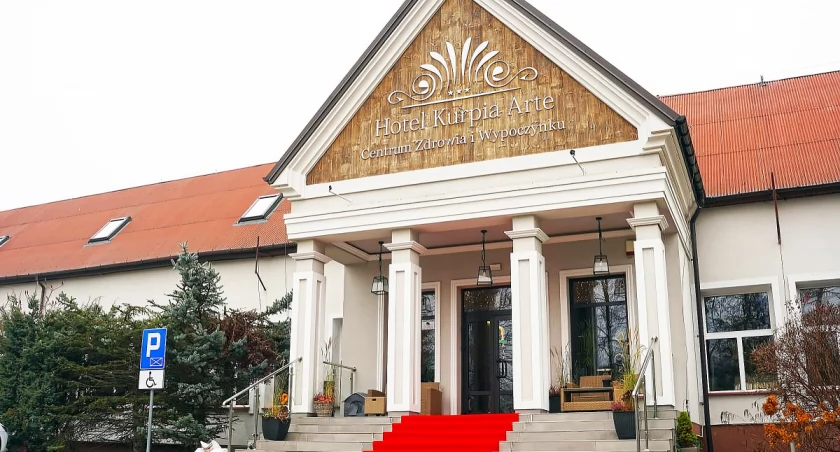Wiosenna metamorfoza Kurpia Arte. Nowogród zaprasza na 30-stopniowy basen i regionalne smaki