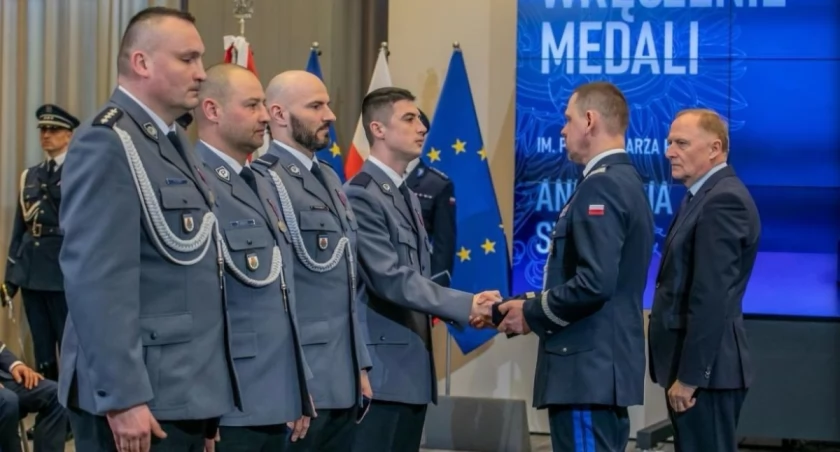 Wbiegli w dym i wynieśli 75-latkę. Policjanci z Łomży nagrodzeni [FOTO i VIDEO]