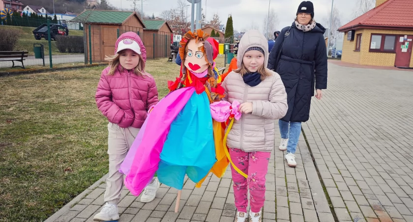 Kolorowe Marzanny trafiły do Narwi. Łomżyńskie dzieci przywołały wiosnę [FOTO i VIDEO]