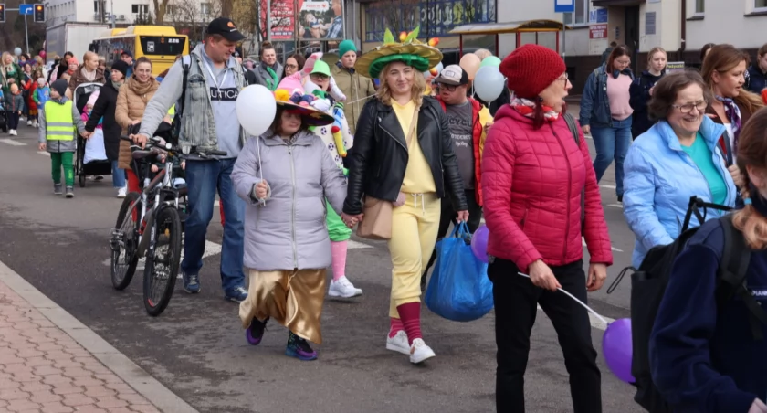 Kolorowy korowód i zapach nowej kuchni. Tak Łomża wspiera wyjątkowych uczniów [FOTO]