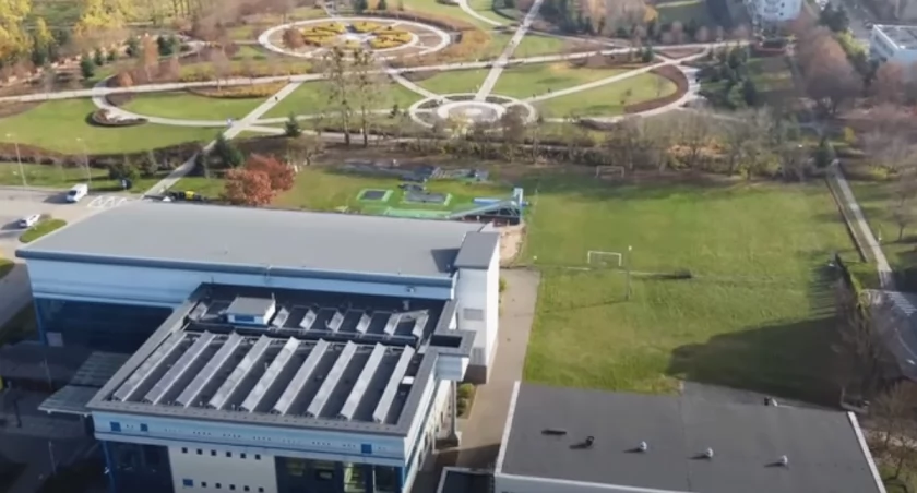 Czy budowa boiska uszkodziła basen? Trwa sprawdzanie przyczyn