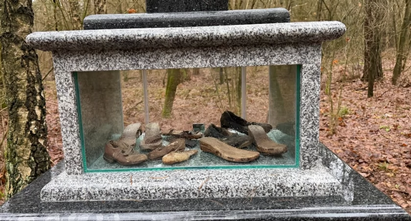 Nowa gablota i odrestaurowane buty ofiar w Jeziorku [FOTO]