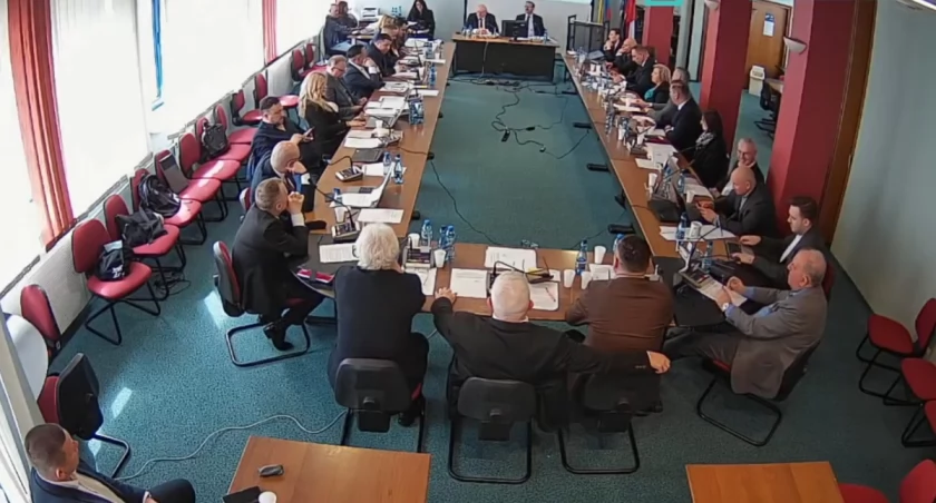 Burzliwa sesja w Łomży. Spór o ŁKS i terminy obrad