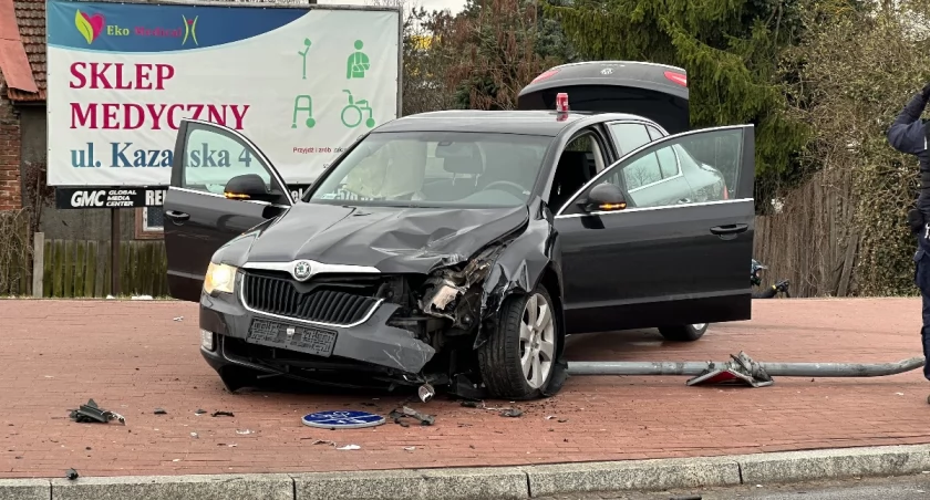 Poranny rajd przez chodnik. Samochód staranował znaki [FOTO]