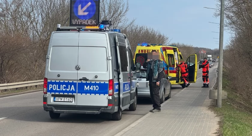 Zderzenie na ul. Zjazd w Łomży. Jedna osoba pod opieką ratowników, spore utrudnienia w ruchu [FOTO]
