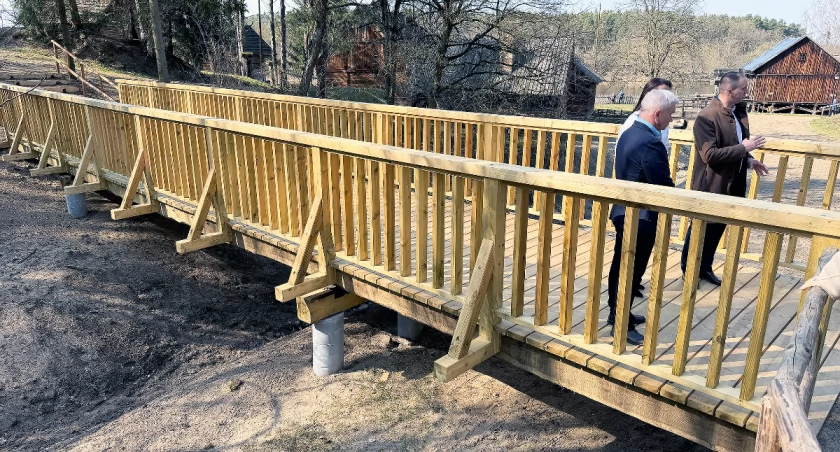 Zamiast narzekać na schody, zbudowali mostek. Skansen w Nowogrodzie zaczął sezon [VIDEO i FOTO]