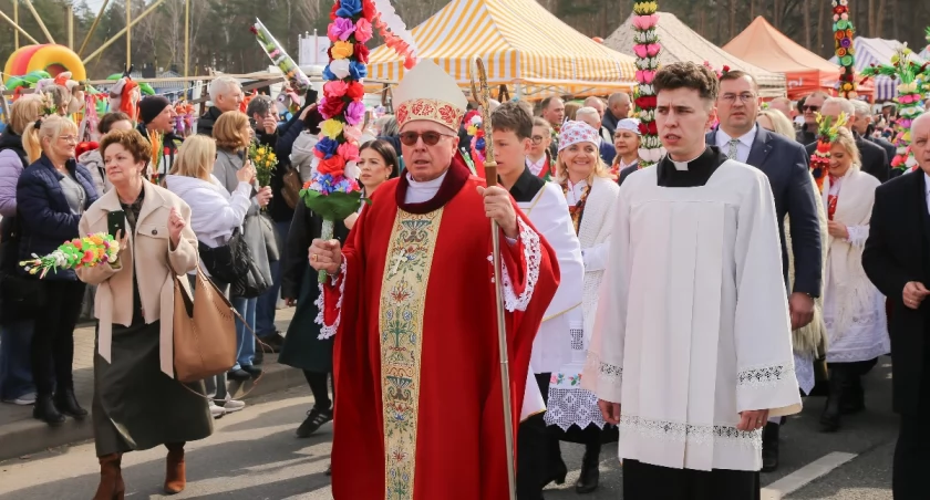 Niedziela Palmowa w Łysych: Tłumy wiernych, politycy i Miss Polski w sercu Kurpiowszczyzny [FOTO]