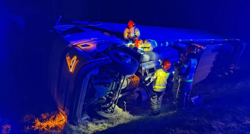 Nocna pobudka pod Łomżą: Litewski zestaw wyleciał z trasy [FOTO]