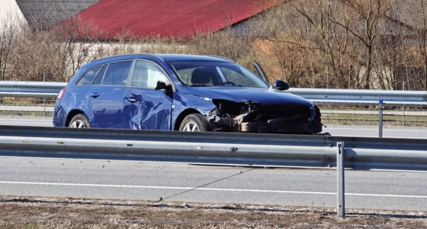 Samochód osobowy uderzył w barierki na S61 [FOTO]