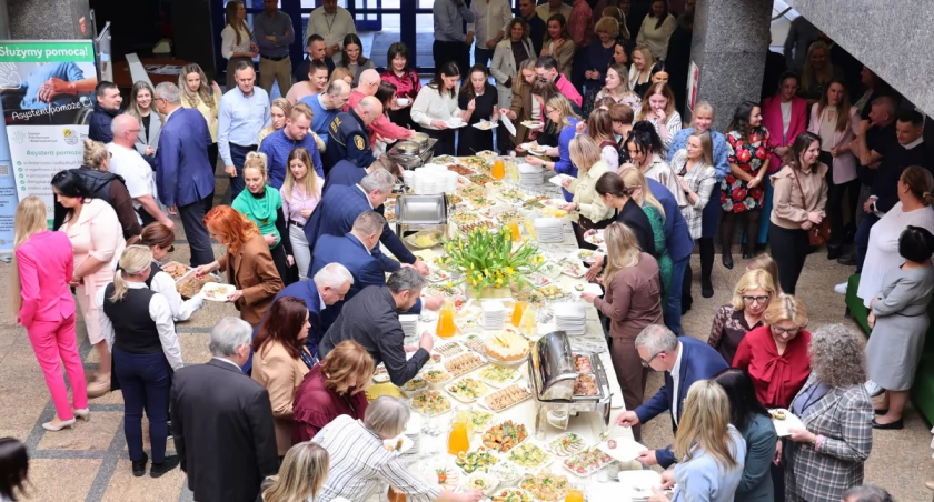 Prezydent, posłanka i urzędnicy przy wspólnym stole. Wielkanocne jajeczko w Łomży [FOTO] 
