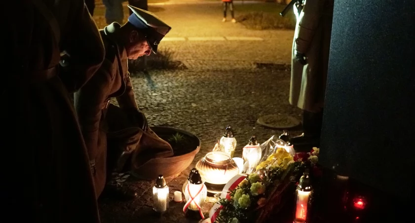 Ciche czuwanie pod pomnikiem Jana Pawła II [FOTO]