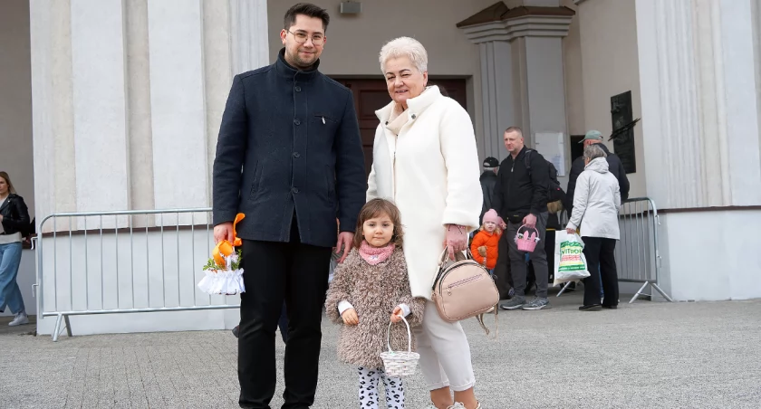 Wielka Sobota w Parafii pw. Krzyża Świętego. Biskup Janusz Stepnowski poświęcił pokarmy Łomżan [FOTO]