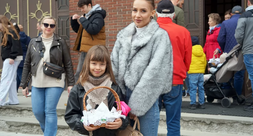 Od święconki do rezurekcji. Biskup Stepnowski z wizytą u wiernych w parafii Bożego Ciała [FOTO]